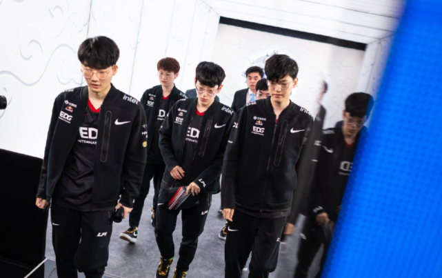 肩负着带领 肩负着带领