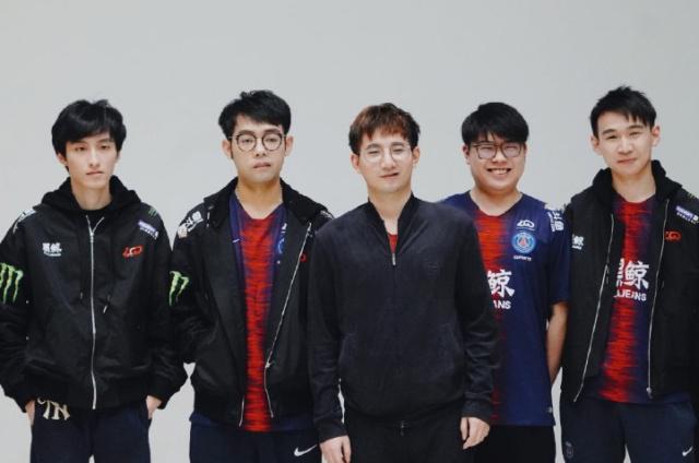 更多人看作 更多人看作